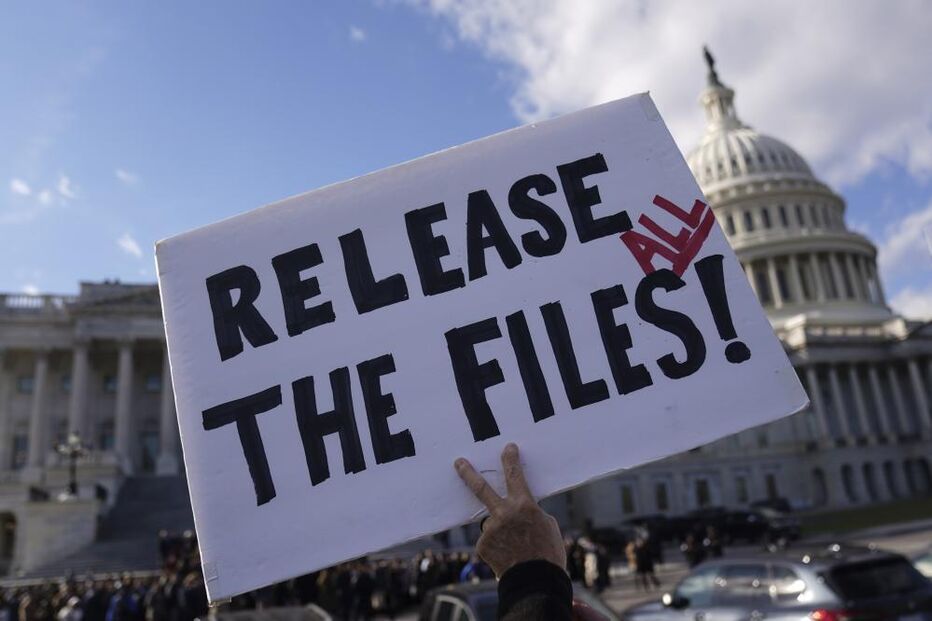 Manifestantes exigem publicação dos ficheiros do caso Epstein num protesto junto ao Capitólio