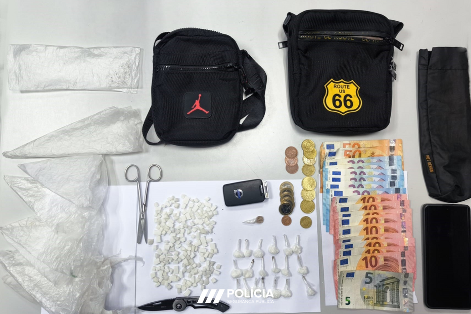 Droga e dinheiro apreendidos pela PSP a suspeito de tráfico