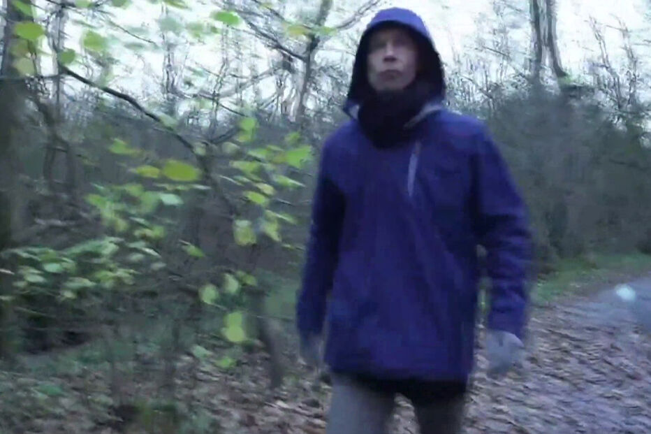 A viver numa tenda na Alemanha, Brueckner reage a questões sobre Maddie