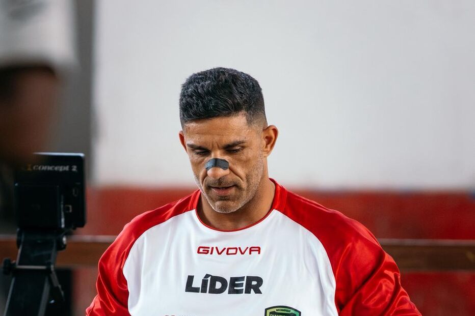 Atleta treina em máquina de remo da Concept2, com vestuário Givova