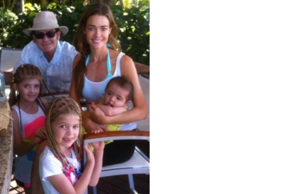Uma fotografia de Charlie Sheen com Denise Richards e as filhas