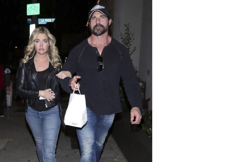 Denise Richards e marido a caminho de restaurante em Los Angeles