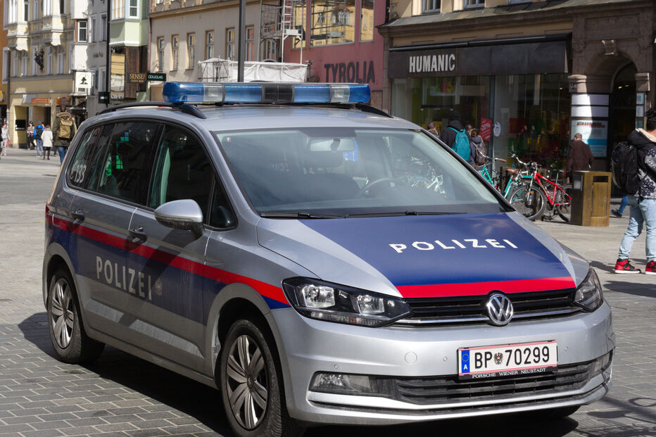 Carro da polícia austríaca estacionado numa rua da cidade