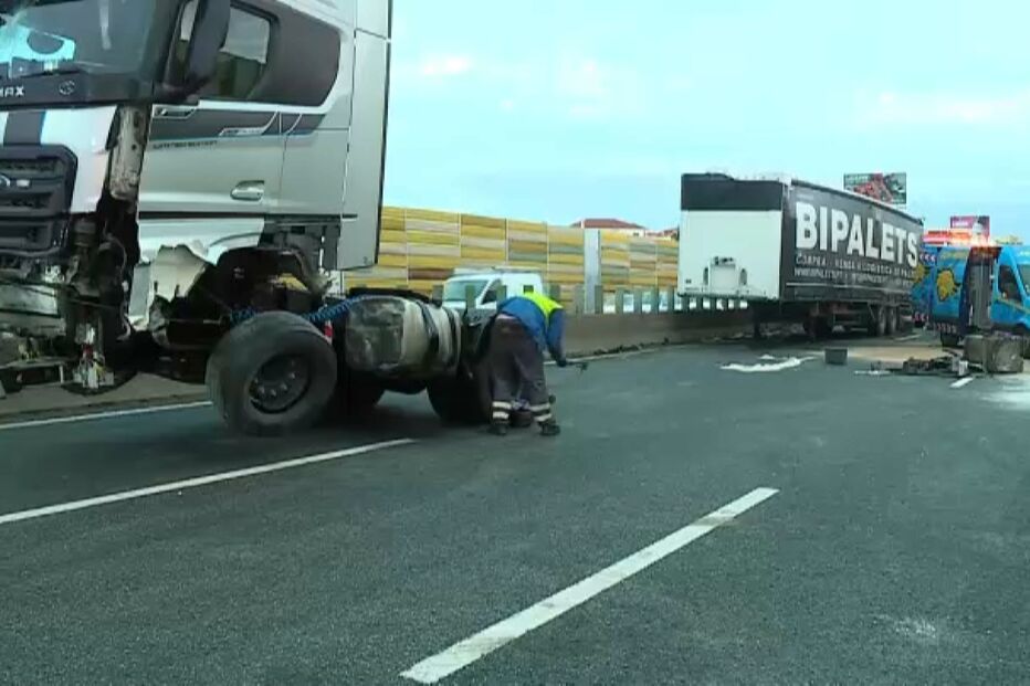A1 cortada após despiste de pesado no sentido sul-norte, perto de Santa Iria