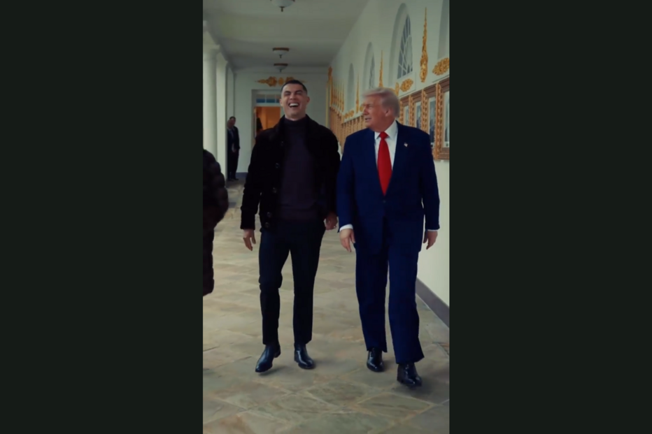 Cristiano Ronaldo e Donald Trump juntos num corredor