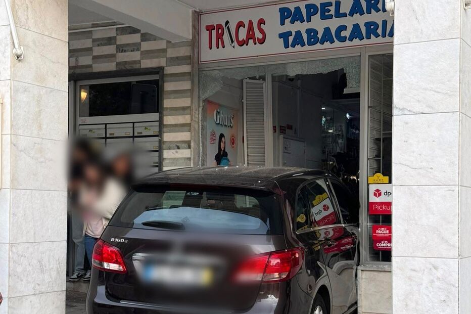 Idoso despista-se e invade papelaria em Loures