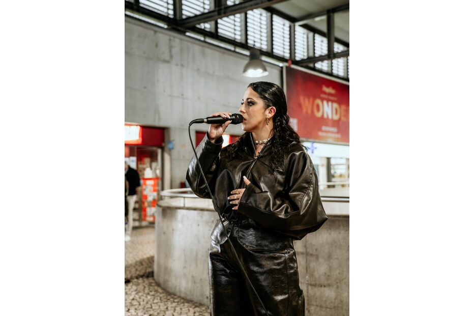 Sara Correia promove novo single nas ruas de Lisboa antes de concerto no MEO Arena
