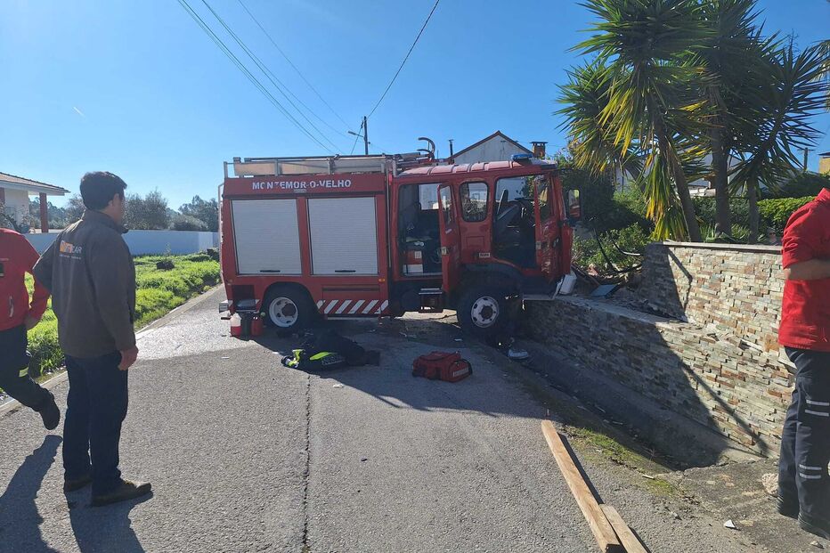 Despiste de veículo dos bombeiros de Montemor-o-Velho fere três, em Arazede