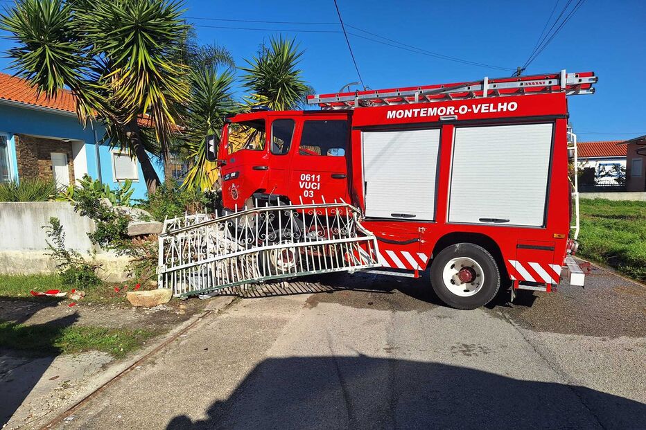 Despiste de veículo dos bombeiros de Montemor-o-Velho fere três operacionais em Arazede