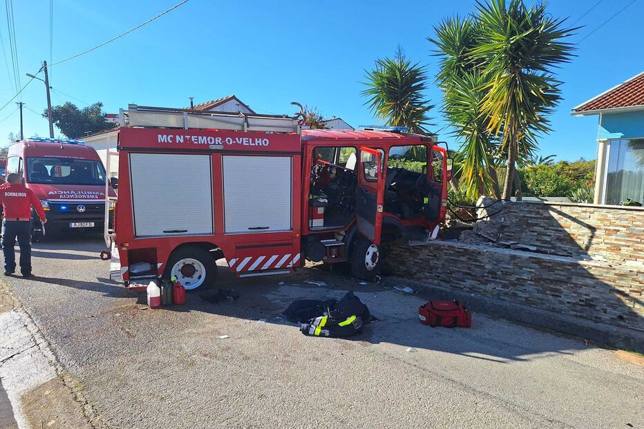 Despiste de veículo de bombeiros de Montemor-o-Velho fere três operacionais em Arazede