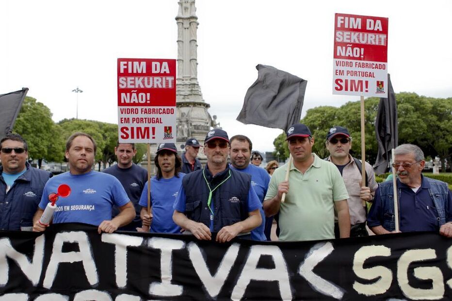 Trabalhadores da Sekurit protestam em Portugal contra o encerramento da fábrica