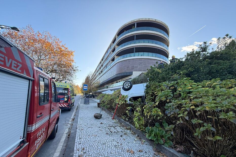 Condutor ferido após carro cair de parque em Arcos de Valdevez durante manobra