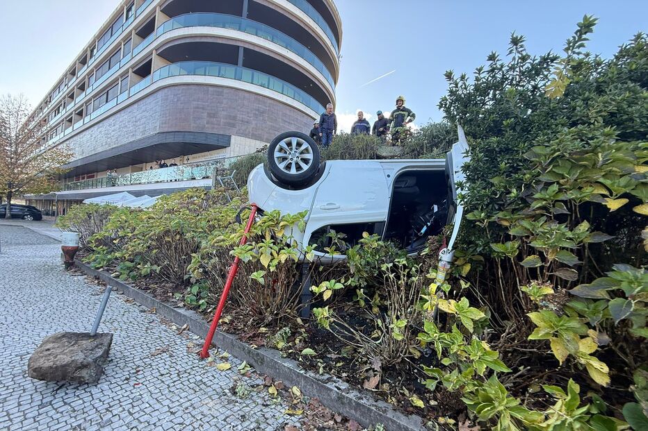 Capotamento em Arcos de Valdevez causa ferimentos em condutor de 85 anos