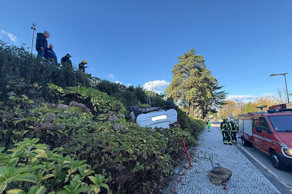 Condutor ferido após carro capotar em Arcos de Valdevez. Bombeiros no local