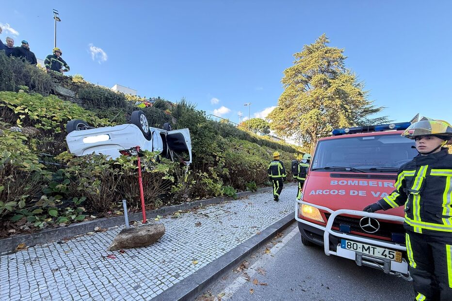 Acidente em Arcos de Valdevez: carro capota e fere condutor de 85 anos