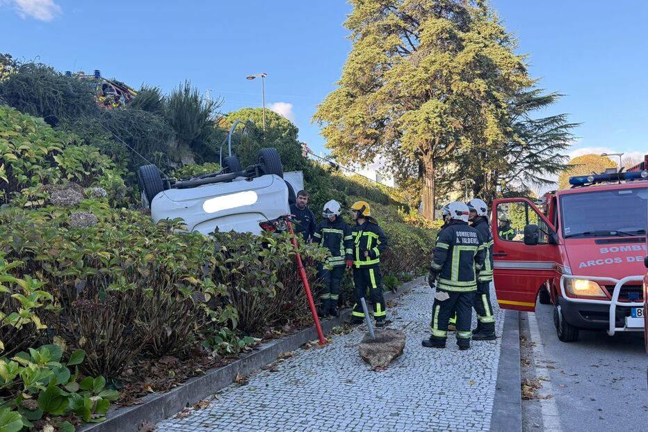 Condutor de 85 anos ferido após carro capotar em Arcos de Valdevez