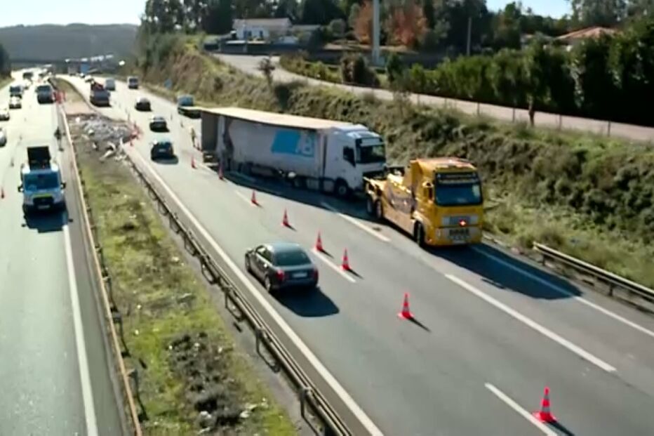Camião causa acidente na A3, Trofa, com feridos leves. Trânsito condicionado