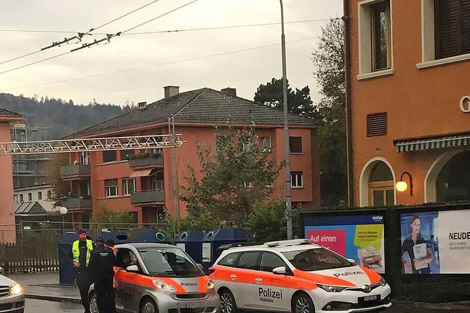 Polícia em operação com dois carros e agentes