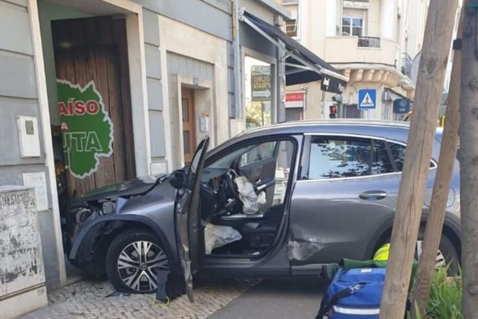 Condutora despista-se em Moscavide