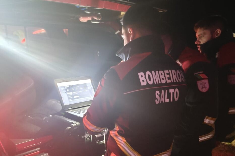 Bombeiros em operação de resgate de três pessoas no Gerês