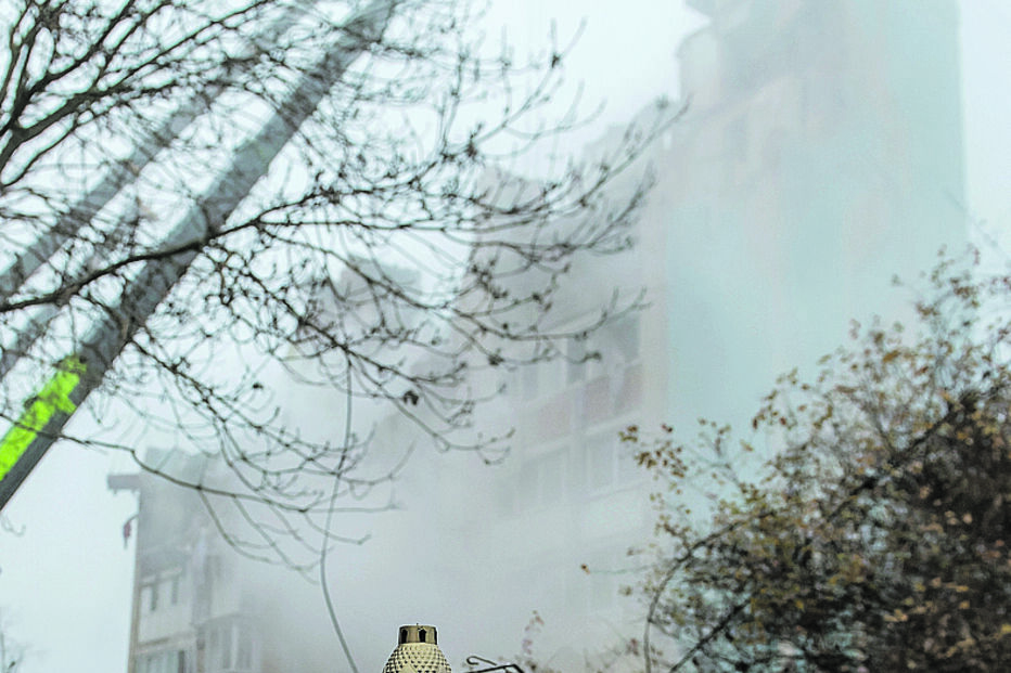 Flores junto a edifício bombardeado em Ternopil 