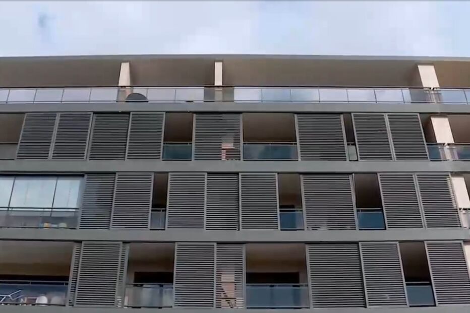 Moradores de prédio onde mulher foi encontrada morta estão revoltados com mau cheiro e culpam Câmara de Alcochete