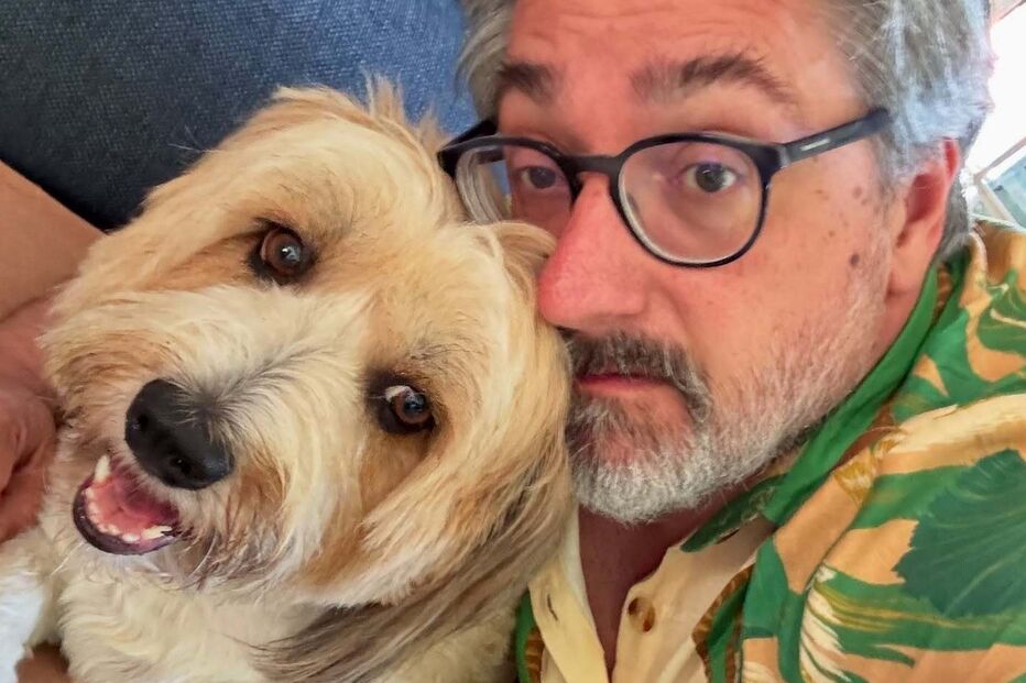 Homem tira selfie com cão de raça desconhecida