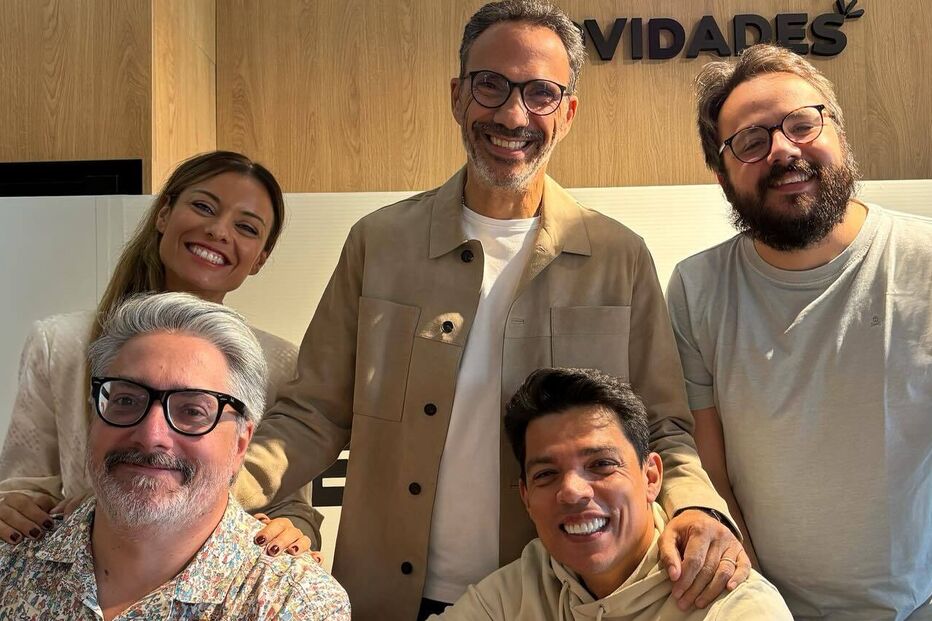 Fotografia de grupo com caras sorridentes