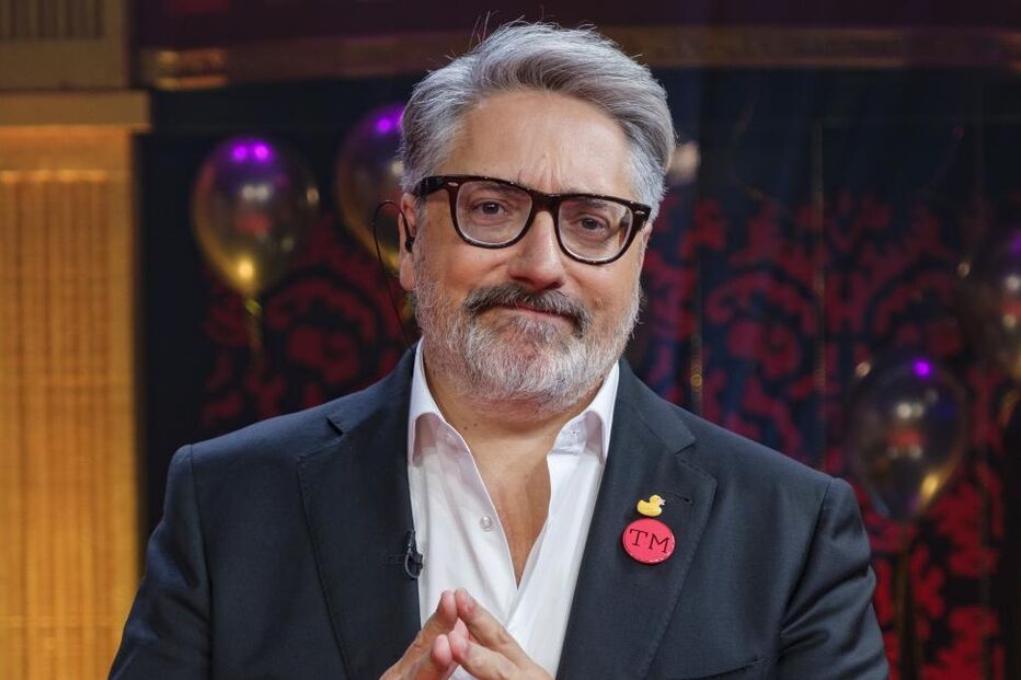 Foto de Greg Davies com um fato e óculos