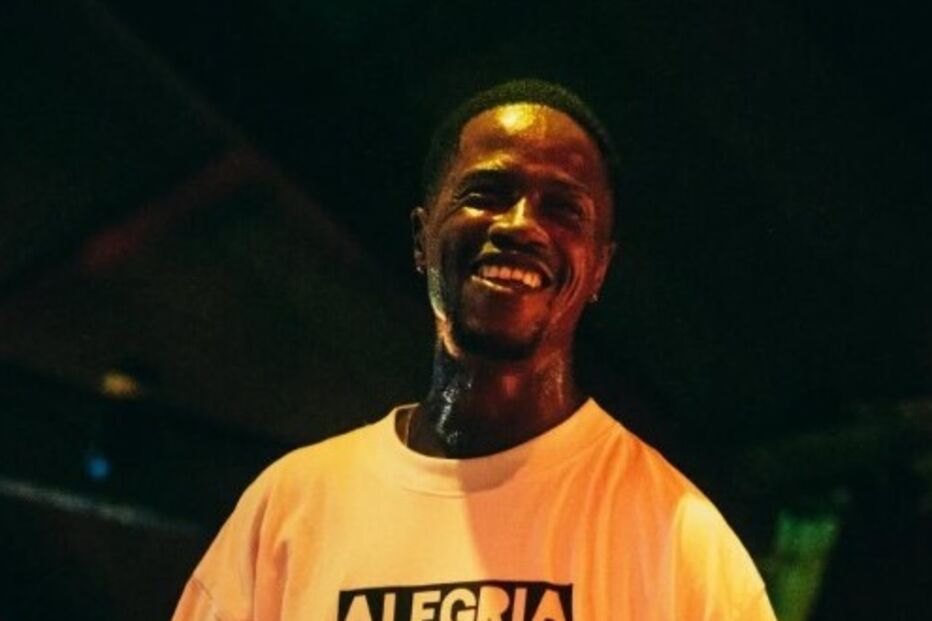 Ativista dos direitos humanos, Ghoya, com t-shirt 