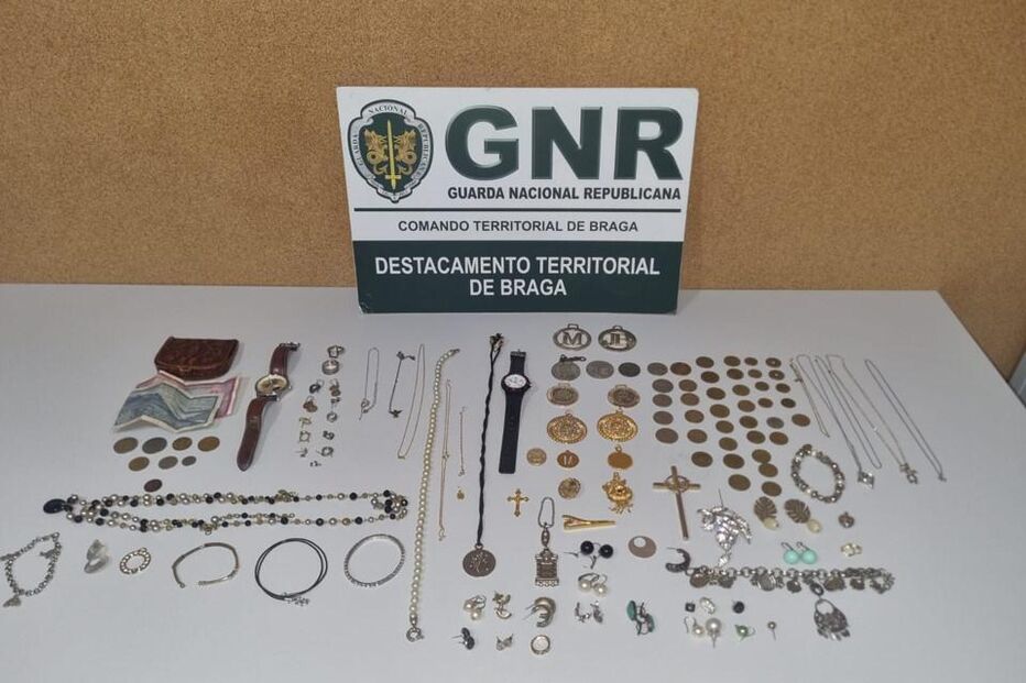 GNR detém suspeito de furtos em Vila Verde e Barcelos e recupera dinheiro e joias