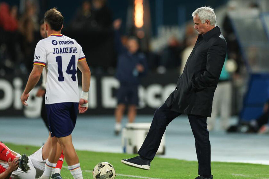 José Mourinho reage no banco de suplentes do Benfica durante o jogo com o Atlético