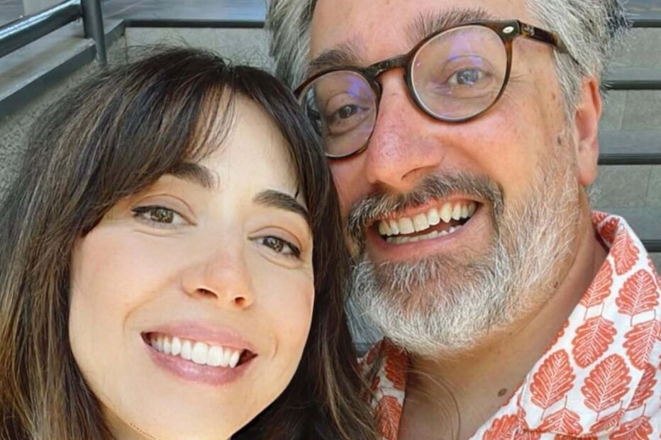 Nuno Markl surge sorridente com a namorada, após susto