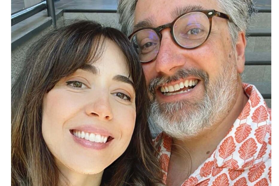 Nuno Markl surge sorridente com a namorada, após susto