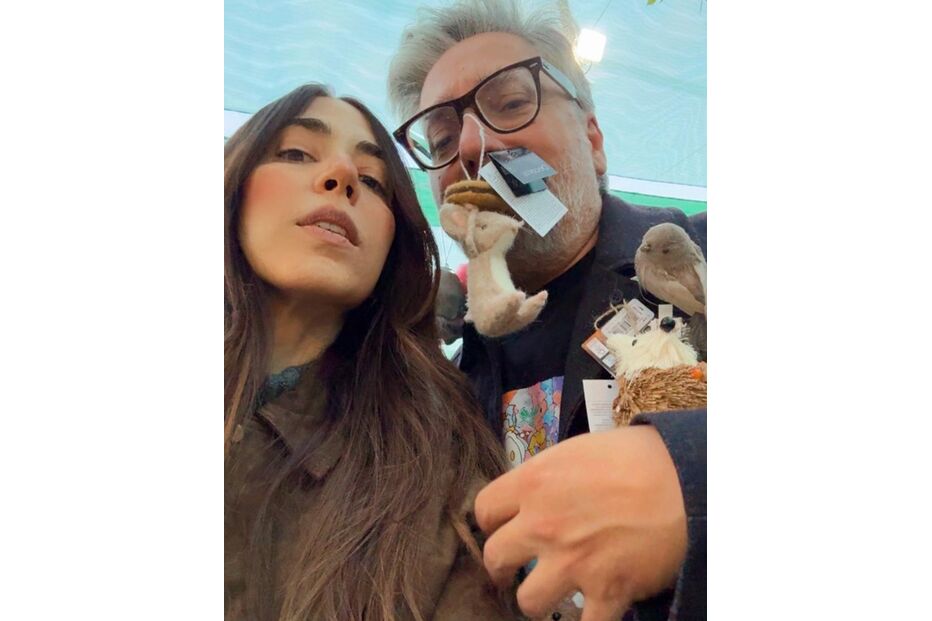 Nuno Markl surge com a namorada e várias mascotes