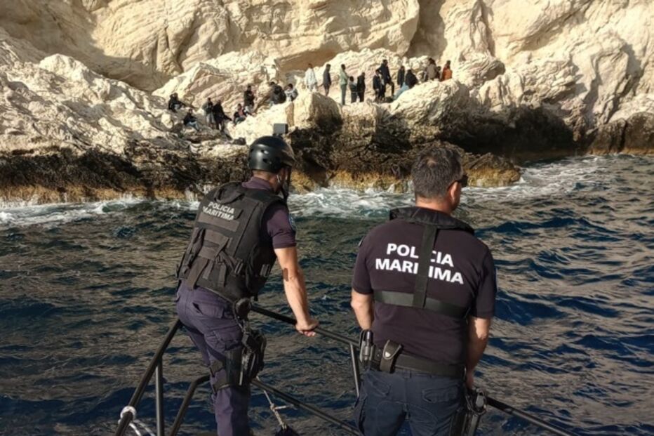 Polícia Marítima resgata grupo de migrantes presos numa falésia