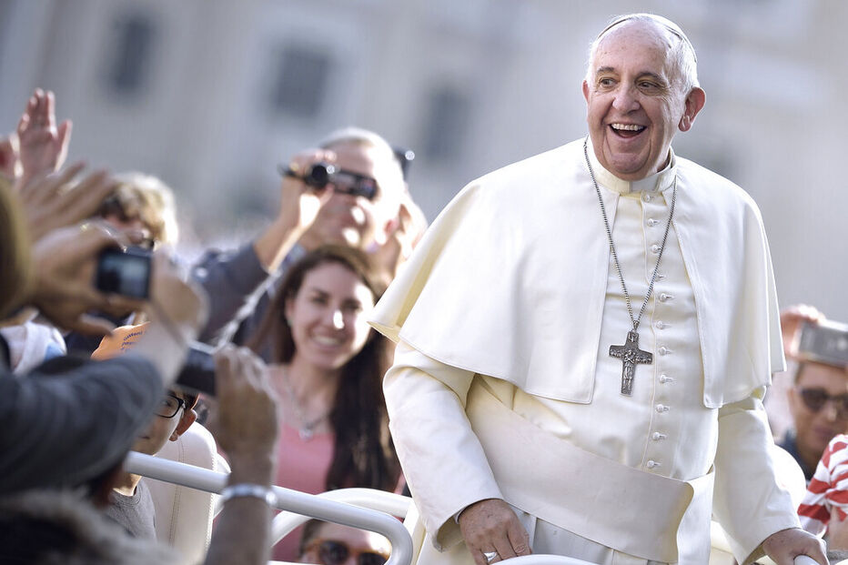 Papa Francisco destinou valor de leilão de máquina fotográfica Leica para caridade.
