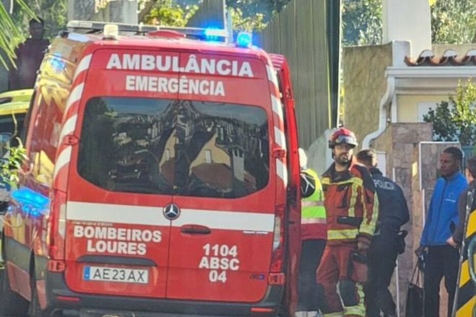 Ambulância dos Bombeiros de Loures no local de uma emergência