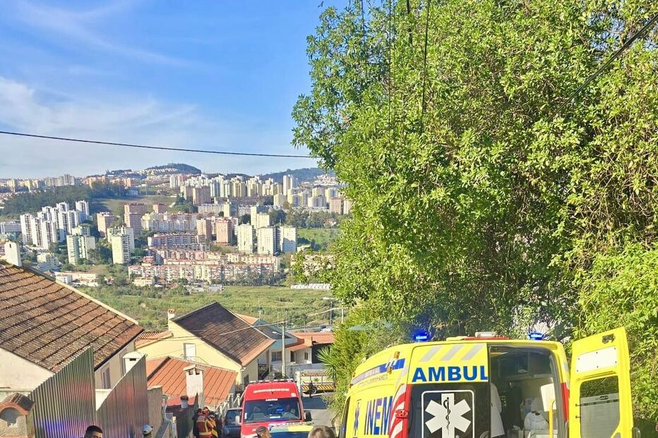 Atendimento de emergência com polícia e bombeiros em Camarate