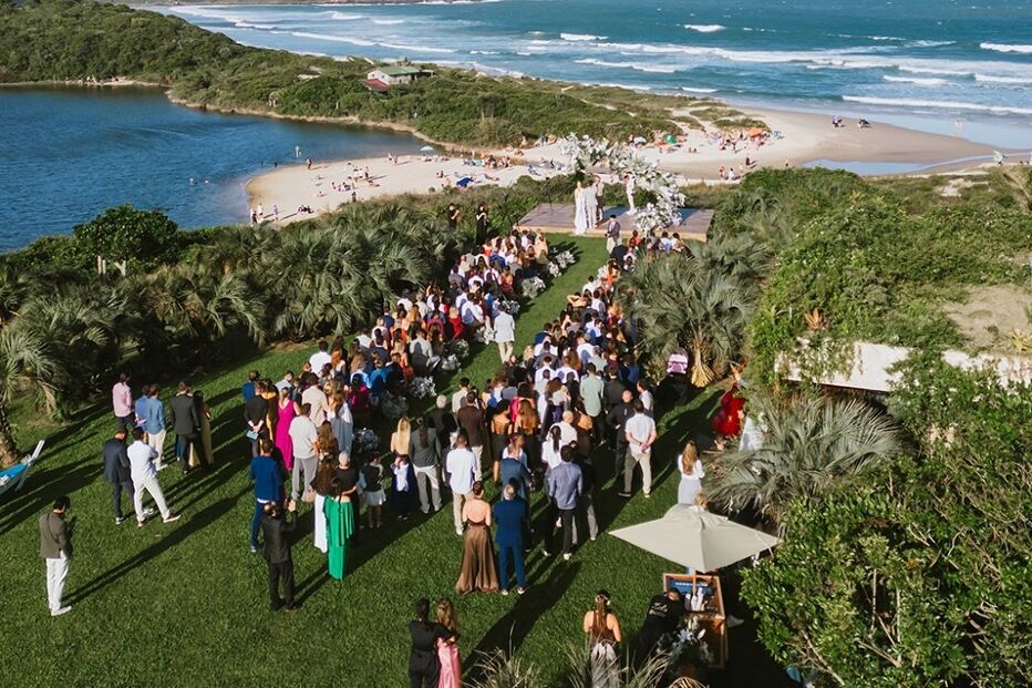 Casamento de Gabriel o Pensador e Gabriela Vicente junta convidados junto à costa.
