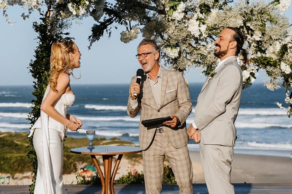 Gabriel o Pensador casou-se com Gabriela Vicente numa cerimónia à beira-mar