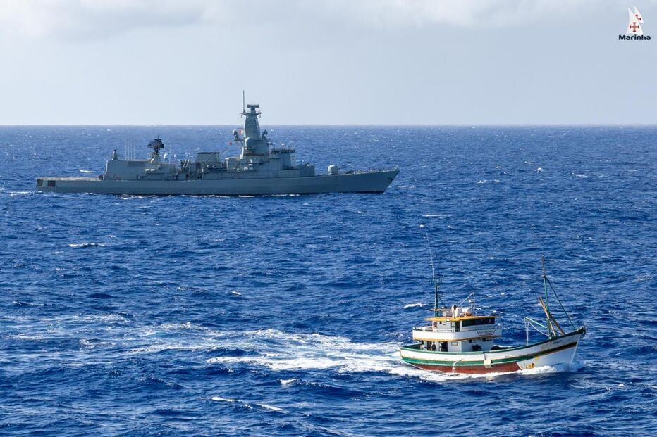 Embarcações da Marinha Portuguesa no oceano Atlântico