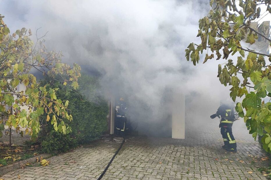 Incêndio deflagra em garagem de moradia em Bragança; bombeiros atuam