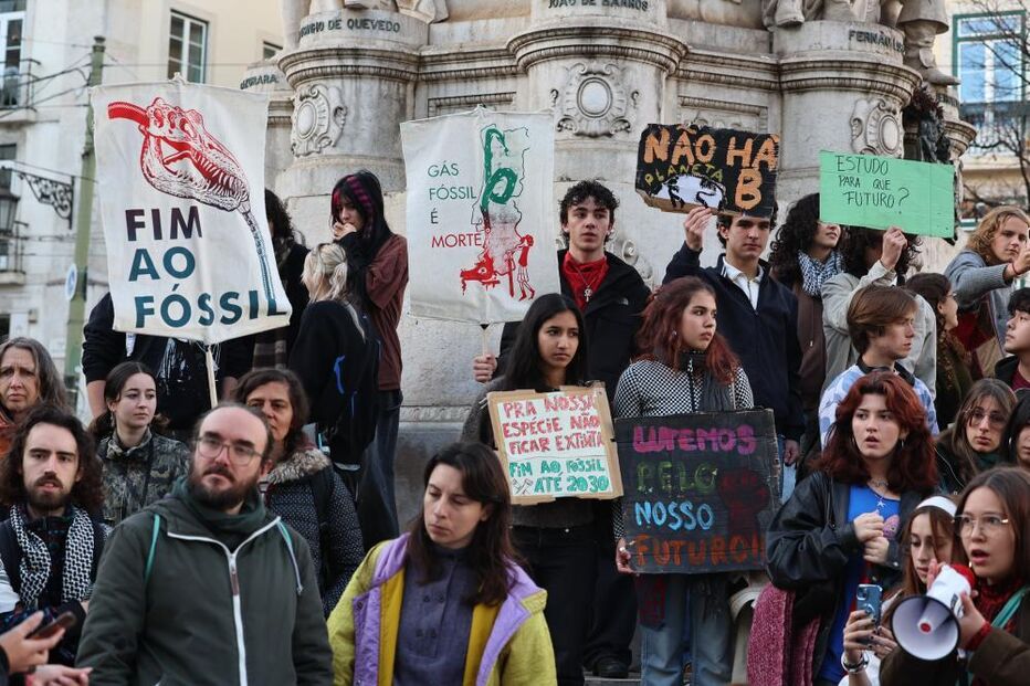 Mais de 200 marcham em Lisboa pelo fim dos combustíveis fósseis até 2030