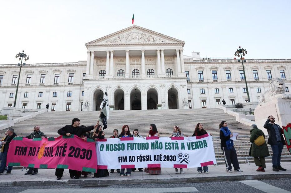 Mais de 200 marcham em Lisboa pelo fim dos combustíveis fósseis até 2030