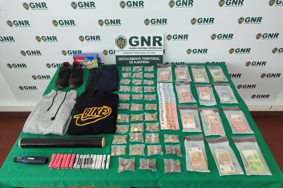 A GNR apreende material em Albufeira, incluindo dinheiro, roupa e ferramentas