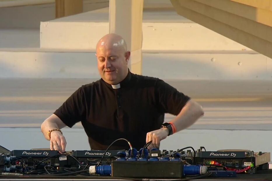 Padre Guilherme anima multidão no México com música eletrónica.
