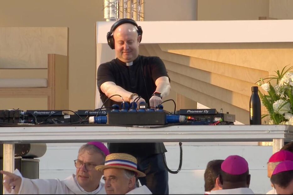 Padre Guilherme anima multidão no México com música eletrónica.
