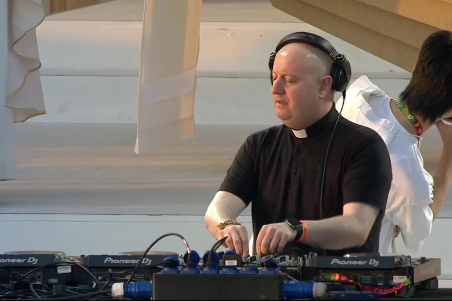 Padre Guilherme anima festa no México com música eletrónica