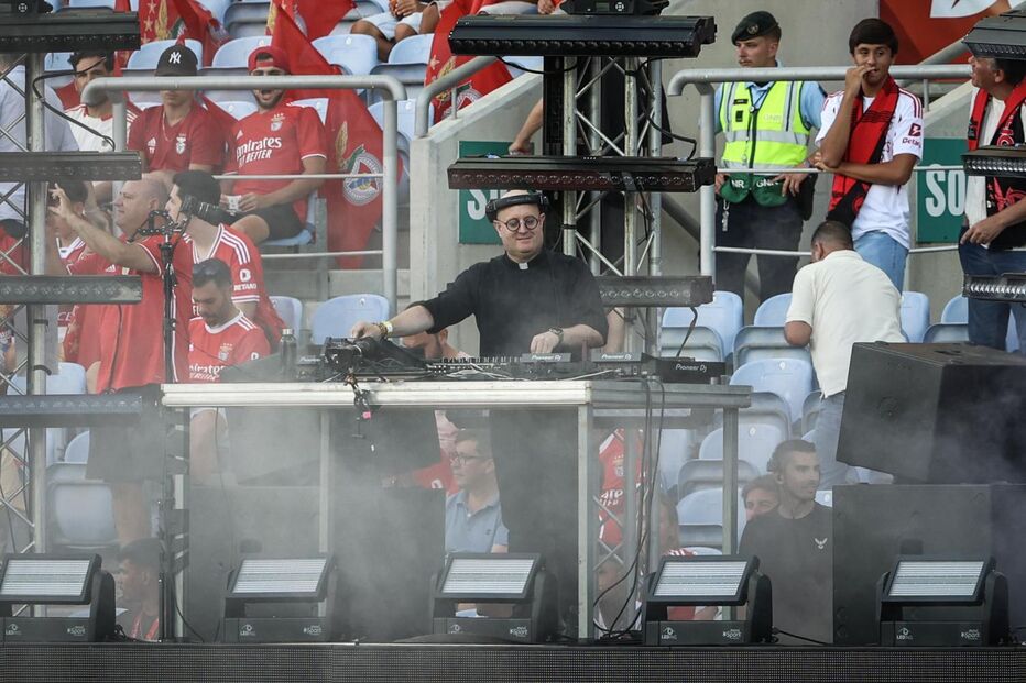 Padre Guilherme anima adeptos do Benfica como DJ no México